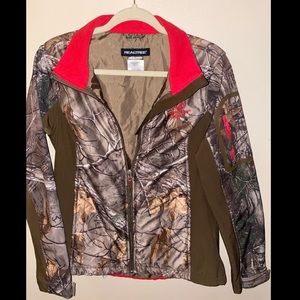 Women’s Medium Realtree zip up pink & camo jacket.